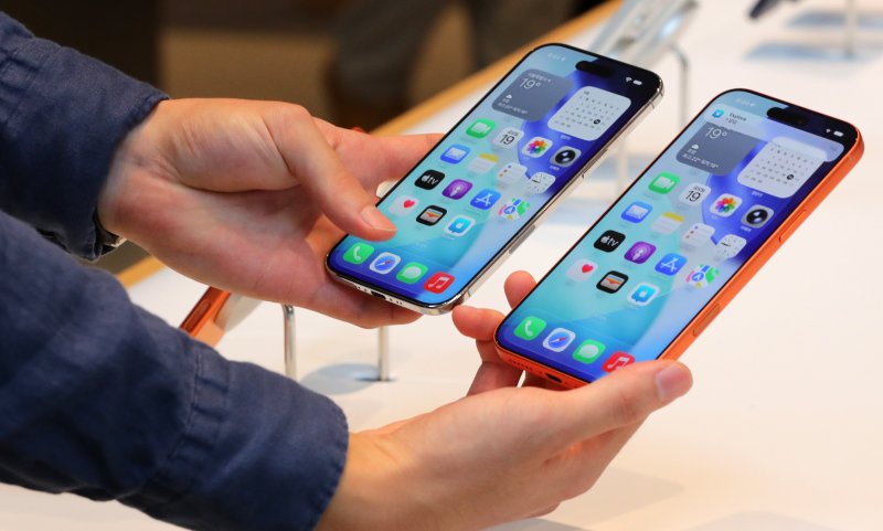 지난 9월 19일 서울 중구 명동 애플스토어에서 고객이 애플 신제품 아이폰17 시리즈를 살펴보고 있다.뉴시스