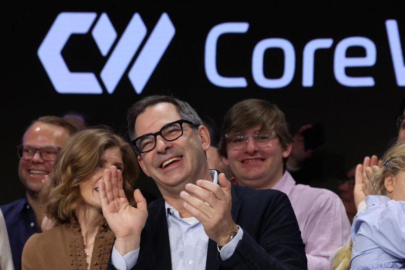 인공지능(AI) 클라우드 업체 코어위브 창업자 겸 최고경영자(CEO)인 마이클 인트레이터가 3월 28일(현지시간) 미국 뉴욕 나스닥 거래소에서 진행된 코어위브 상장식에 참석해 기쁨을 감추지 못하고 있다.로이터 연합