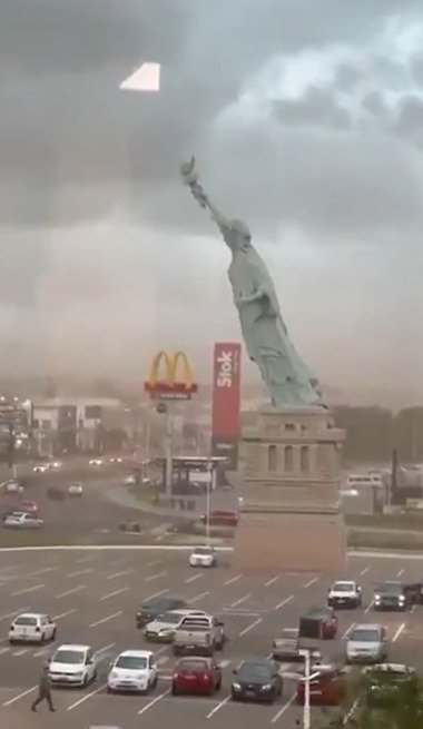 브라질 구아이바에서 15일(현지시간) 강풍에 자유의 여신상 복제품이 쓰러졌다.(출처=엑스) 2025.12.15./뉴스1 /사진=뉴스1