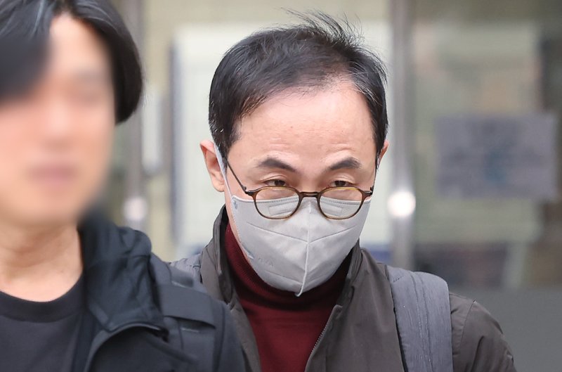 '대통령 관저 용산 이전 특혜' 의혹 관련 이전 공사 업무를 총괄했던 김오진 전 국토교통부 1차관이 16일 서울 서초구 중앙지법에서 열린 구속 전 피의자 심문(영장실질심사)를 마친 뒤 호송차로 이동하고 있다.사진=