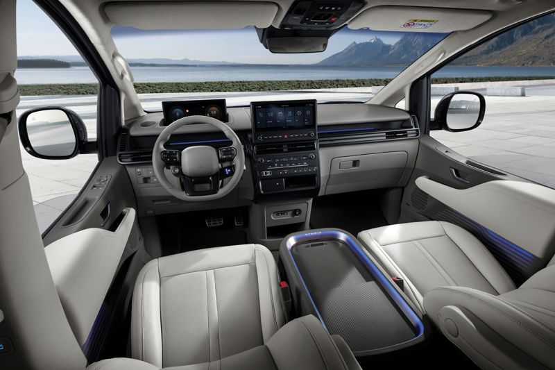 현대자동차가 17일 상품 경쟁력을 대폭 강화해 출시한 대표 다목적 차량(MPV)‘더 뉴 스타리아(The new STARIA)’의 라운지 내장.현대차 제공.