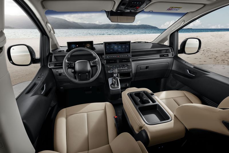 현대자동차가 17일 상품 경쟁력을 대폭 강화해 출시한 대표 다목적 차량(MPV)‘더 뉴 스타리아(The new STARIA)’의 내장.현대차 제공.