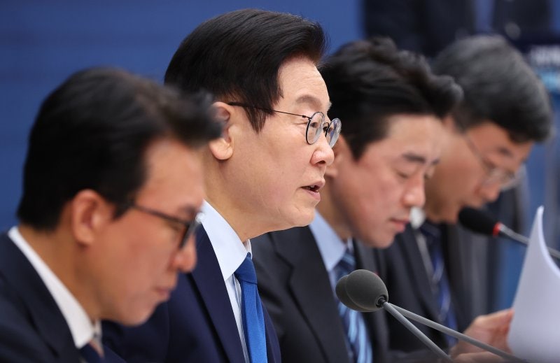 李대통령 "<b>기술탈취</b> 벌금 20억 너무 싸…나라도 훔칠 것"