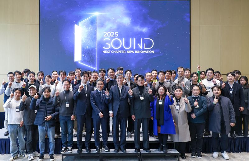 최원목 신용보증기금 이사장(첫째줄 왼쪽 일곱 번째)이 스타트업 종합 컨퍼런스‘SOUND2025’에 참석해 참가자들과 기념 촬영을 하고 있다.신보 제공