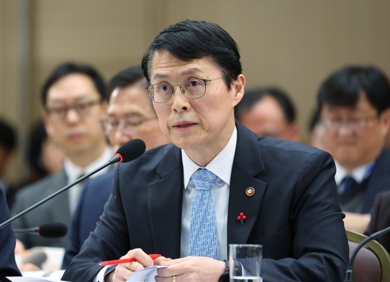 최원호 원자력안전위원회 위원장이 17일 세종시 정부세종컨벤션센터에서 원자력안전위원회 업무보고를 하고 있다.(대통령실통신사진기자단).뉴시스