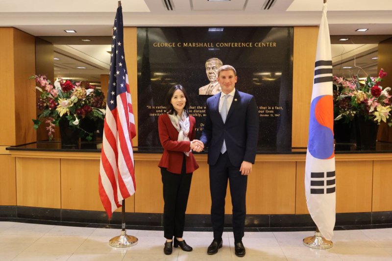 김진아 외교부 제2차관이 지난 10일(현지시간) 미국 워싱턴에서 열린 '제10차 한미 고위급 경제협의회'에서 제이콥 헬버그 미 국무부 경제차관과 기념 촬영하고 있다.(외교부 제공.재판매 및 DB 금지) 2025.