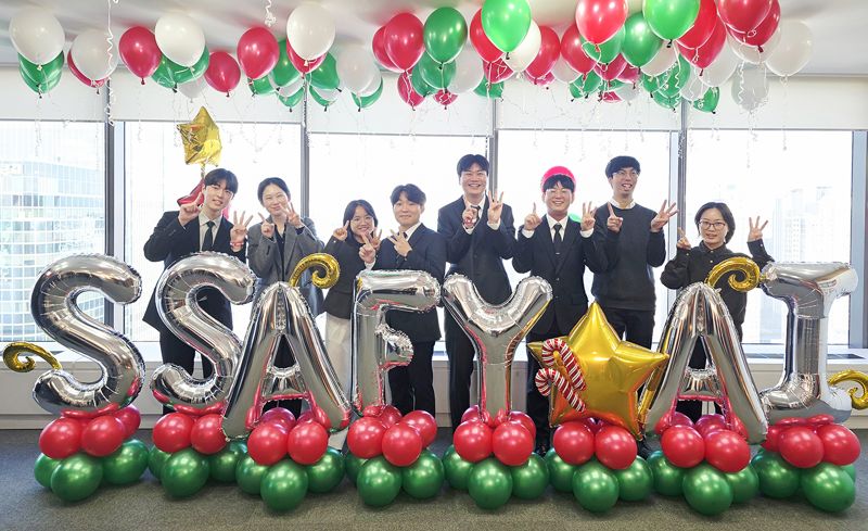 '삼성청년SW·AI아카데미(SSAFY)' 수료생들이 18일 서울 강남구 SSAFY 서울캠퍼스에서 수료식을 마친 뒤 기념촬영을 하고 있다.삼성전자 제공