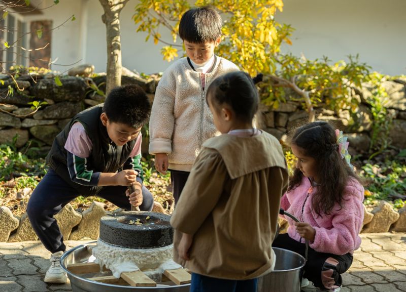 전남도는 '2026년 고향사랑기부제 답례품 선정위원회'를 열어 손두부 만들기 체험<사진>과 같은 관광·문화자원 등을 연계해 7개 업체가 제안한 14개 신규 답례품을 추가 선정해 전국 지방자치단체 가운데 가