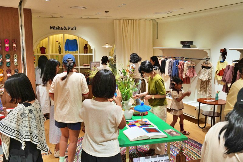 롯데백화점 본점 7층에 위치한 미샤앤퍼프 매장이 고객들로 붐비고 있다.롯데백화점 제공