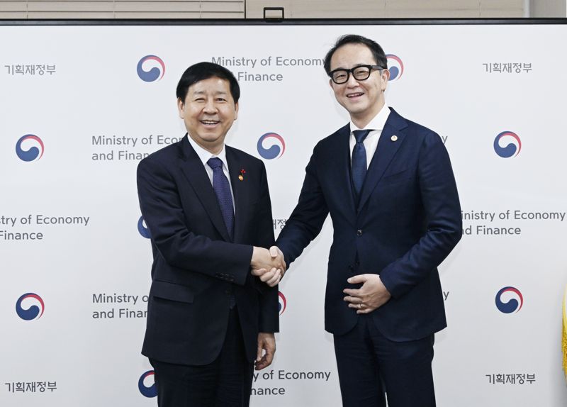 구윤철 부총리 겸 기획재정부 장관(왼쪽)이 지난 18일 정부서울청사에서 연례협의차 방한한 야수토 와타나베 아세안+3 역내 거시경제 조사기구(AMRO) 소장과 기념촬영을 하고 있다.기획재정부 제공