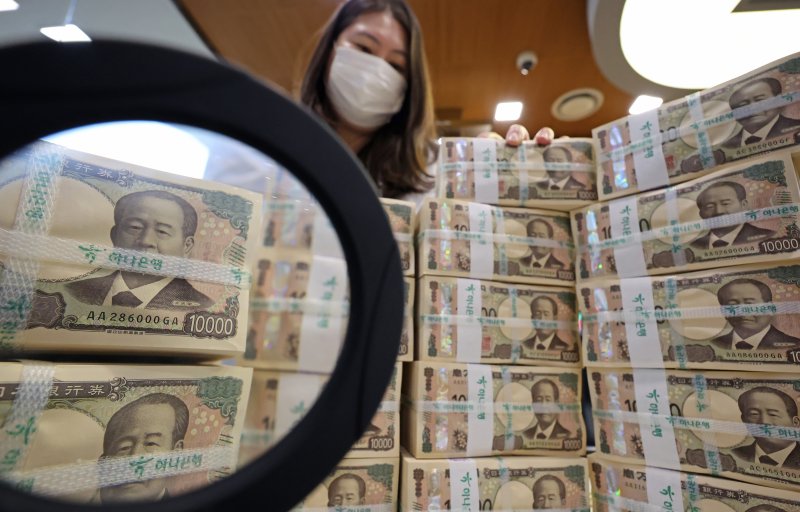 서울 중구 하나은행 위변조대응센터에서 직원이 엔화 지폐를 살펴보고 있다.뉴스1