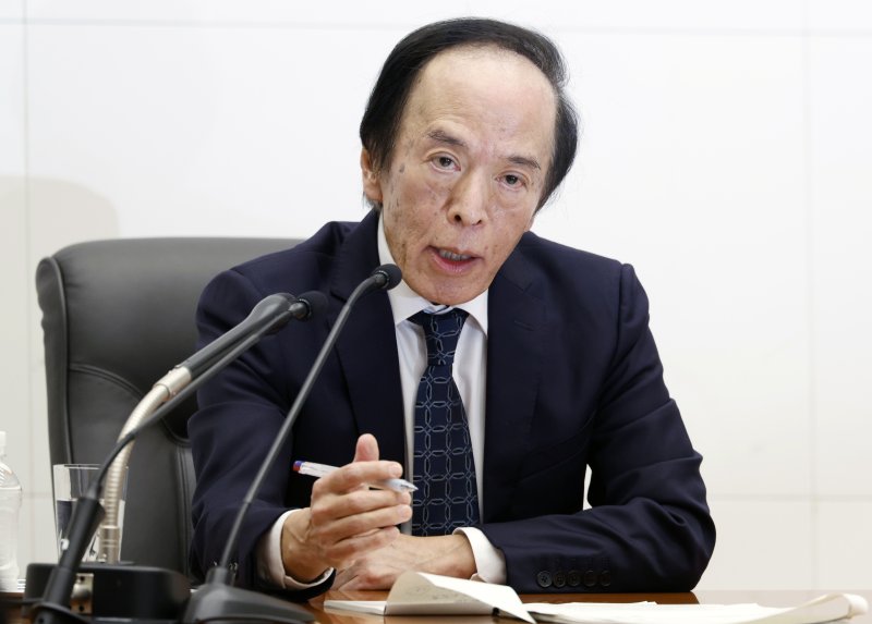 우에다 가즈오 일본은행(BOJ) 총재가 19일 기준금리를 0.25%p 인상한 뒤 일본 도쿄 BOJ 청사에서 기자회견을 하고 있다. BOJ의 금리 인상이 엔캐리 트레이드 청산으로 이