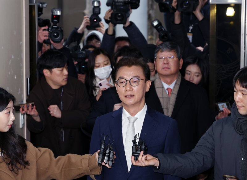 통일교 금품수수 의혹을 받는 전재수 더불어민주당 의원(전 해양수산부 장관)이 지난 19일 서울 서대문구 경찰청 국가수사본부로 조사받기 위해 출석하고 있다.뉴스1