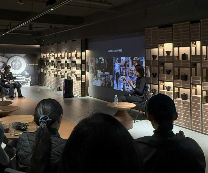 스타벅스코리아 스토어컨셉기획팀의 최지민 파트너가 지난 11월 14일 장충라운지R점에서 '공간의 구현,브랜드 아이덴티티'를 주제로 강연하는 모습./사진=스타벅스코리아 제공