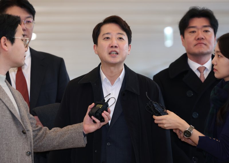 이준석 개혁신당 대표가 21일 서울 종로구 광화문 KT 빌딩에 마련된 김건희 특검(특별검사 민중기) 사무실에 윤석열 전 대통령 부부의 공천개입 의혹 관련 조사를 받기 위해 피의자 신분으로 출석하던 중 취재진의 질문에