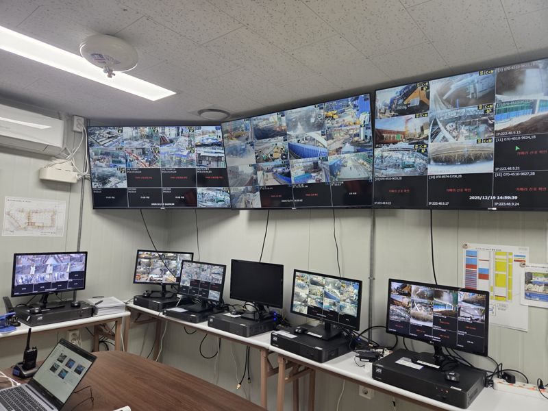 지난 19일 오후 서울 서초구 반포동 810번지 일대 디에이치 클래스트 건설 현장 통합관제실.고정식·이동식 CCTV 화면을 통해 공사 구역 전반이 실시간으로 관리되고 있다.사진=장인서 기자