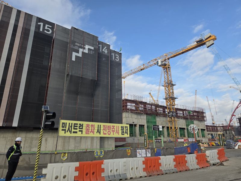 지난 19일 오후 서울 서초구 반포동 810번지 일대 디에이치 클래스트 건설 현장에서 타워크레인과 골조 공정이 동시에 진행되고 있다.사진=장인서 기자