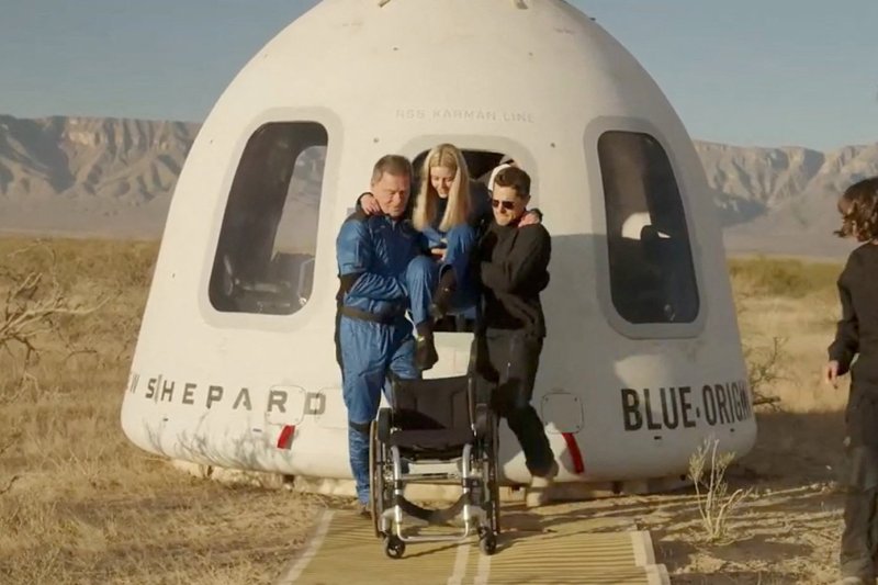 우주 비행을 한 미카엘라 벤타우스가 20일(현지시간) 미국 서부 텍사스에 착륙한 블루오리진의 뉴셰퍼드 우주선 캡슐에서 내리고 있다.로이터연합뉴스