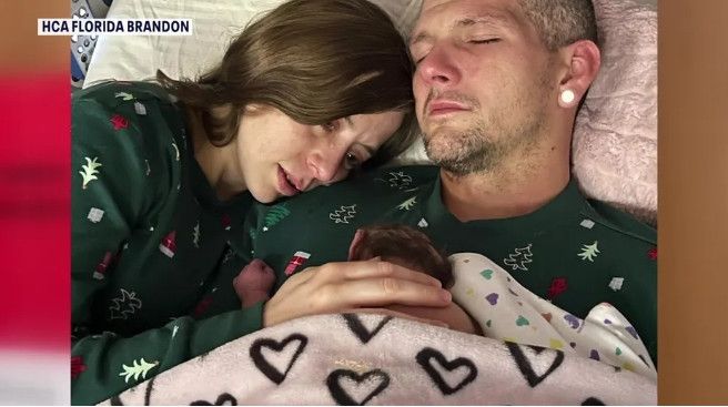 무뇌증을 안고 태어난 딸 헤이븐을 안고 있는 앤드루 포드와 캐서린 모닝웨이 부부.연합뉴스