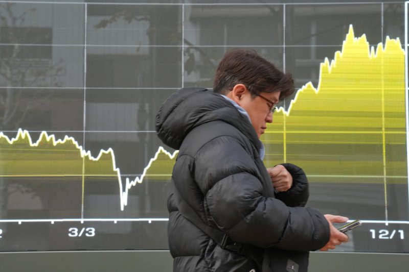 [도쿄=AP/뉴시스] 일본의 10년물 국채금리가 22일 오전 약 26년 만 최고치를 기록했다.사진은 지난 19일 일본 도쿄의 한 증권사 전광판에 닛케이225지수(닛케이평균주가) 차트가 송출되고 있는 모습.2025