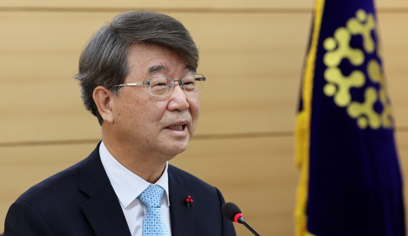 김지형 대통령 직속 경제사회노동위원회 위원장이 22일 서울 종로구 경사노위에서 열린 기자간담회에서 발언하고 있다.뉴시스