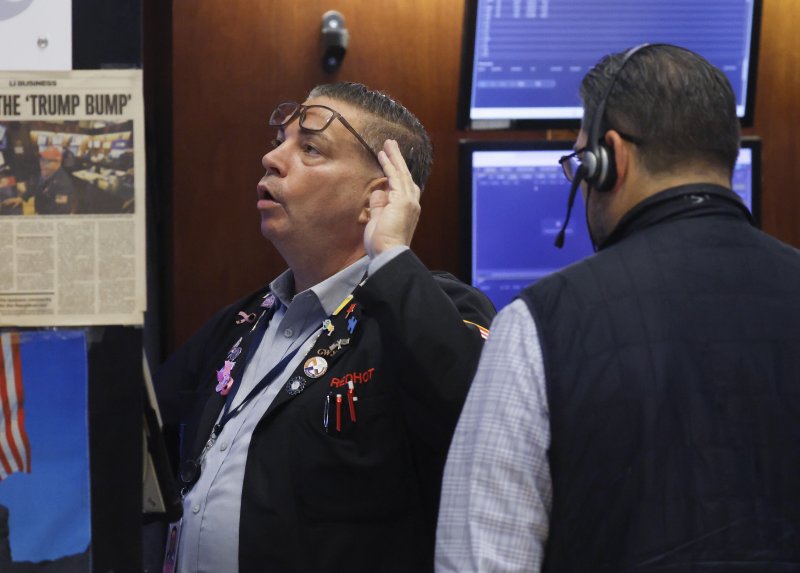 뉴욕 주식 시장 전망을 놓고 전문가들 사이에 의견이 뚜렷하게 갈리고 있다.월스트리트 대형 투자은행들이 내년에도 두 자릿수 상승을 낙관하는 가운데 세계 최대 사모펀드 아폴로는 '폭풍'에 대비해 현금이라는 실탄을 확보