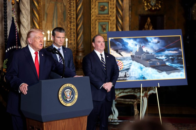 도널드 트럼프 미국 대통령(왼쪽)이 22일(현지시간) 미국 플로리다주 팜비치의 마러라고에서 피트 헤그세스 국방(전쟁)장관(가운데)과 존 펠란 해군장관이 보는 앞에서 신형 신형 미 해군 함정 건조 계획을 공개하고 있다