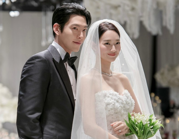 “신민아, 김우빈 투병 당시 공양미 머리에 이고 기도해”…법륜스님 주례사 화제