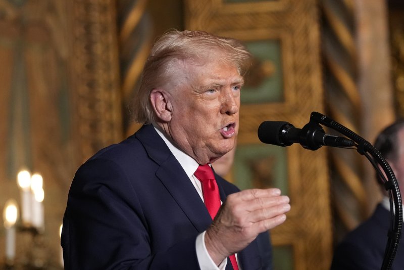 도널드 트럼프 미국 대통령이 22일(현지 시간) 미국 플로리다 팜비치 마러라고에서 '트럼프급' 신예 항공 모함 건조 계획을 발표하고 있다.뉴시스 제공