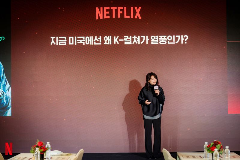 김숙영 UCLA 연극·공연학과 교수는 23일 넷플릭스가 서울 성수 앤더슨씨에서 개최한 '넷플릭스 인사이트' 행사에서 '지금 미국에서는 왜 K컬처가 유행인가'를 주제로 강연하고 있다.넷플릭스 제공
