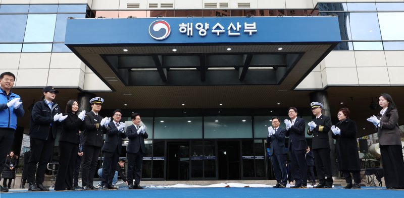 이재명 대통령이 23일 부산 동구 해양수산부 청사에서 현판식을 하고 있다.오른쪽부터 박은혜 해수부 주무관,이희숙 원조콩나물비빔밥 사장(제39회 부산 시민상 대상),이대규 SK해운 선장,박형준 부산시장,김성범