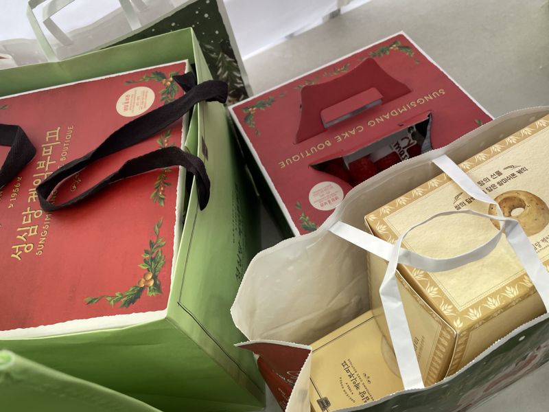 크리스마스를 이틀 앞두고 딸기시루가 출시된 23일 3시간 20여분을 기다린 끝에 어렵게 구매했다./사진=서윤경 기자