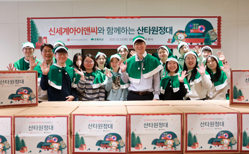 지난 23일 서울 강남구 신세계아이앤씨 본사에서 진행된‘산타 원정대 캠페인’에서 양윤지 대표이사(가운데)와 임직원들이 기념 사진을 촬영하고 있다.신세계아이앤씨 제공
