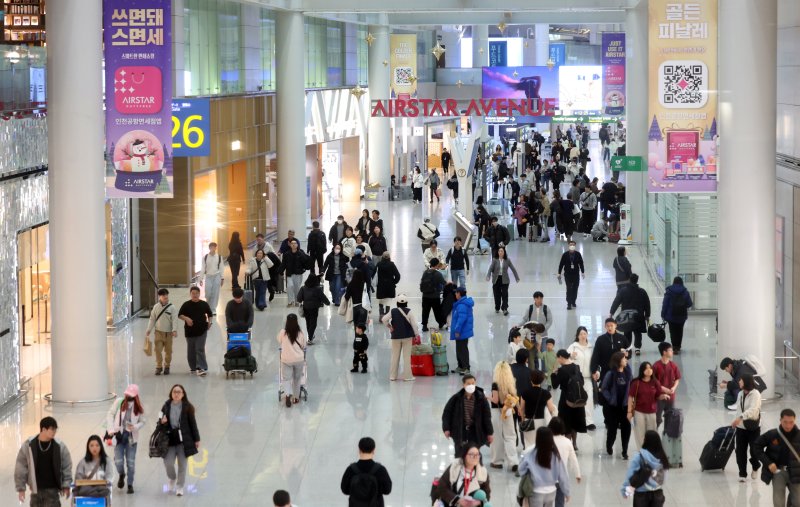 인천국제공항 제1여객터미널 면세구역에서 여행객들이 오가고 있다./사진=뉴시스