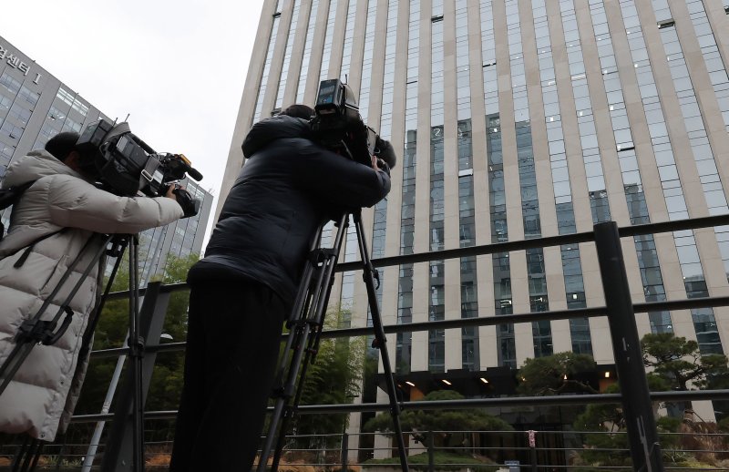 관봉권·쿠팡 상설 특검팀이 지난 23일 서울 송파구에 위치한 쿠팡풀필먼트서비스에 대한 압수수색에 착수한 가운데 취재진이 현장에 대기하고 있다.뉴스1