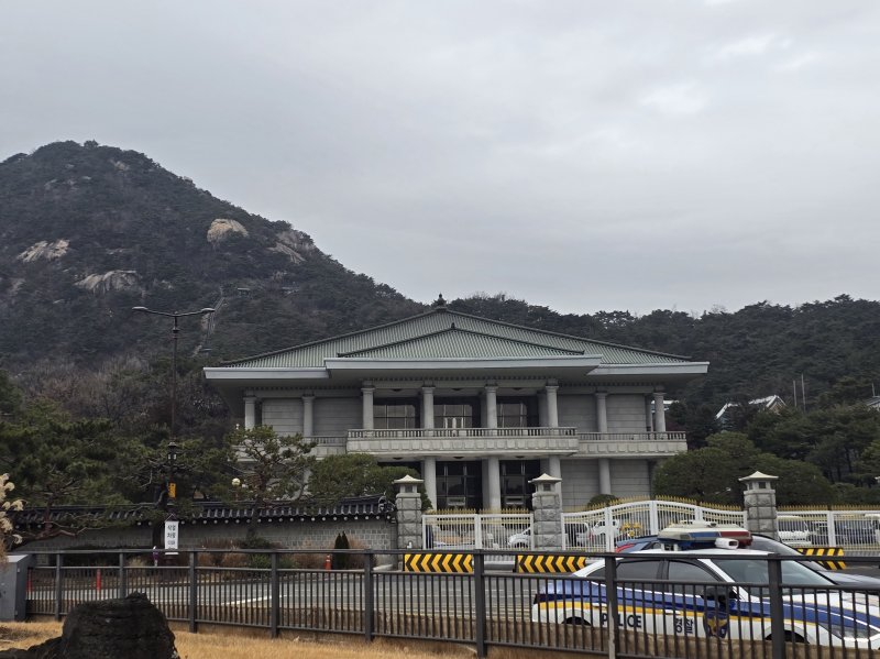 24일 서울 종로구 청와대 인근에 경찰 차량이 배치돼 있다.사진=서지윤 기자