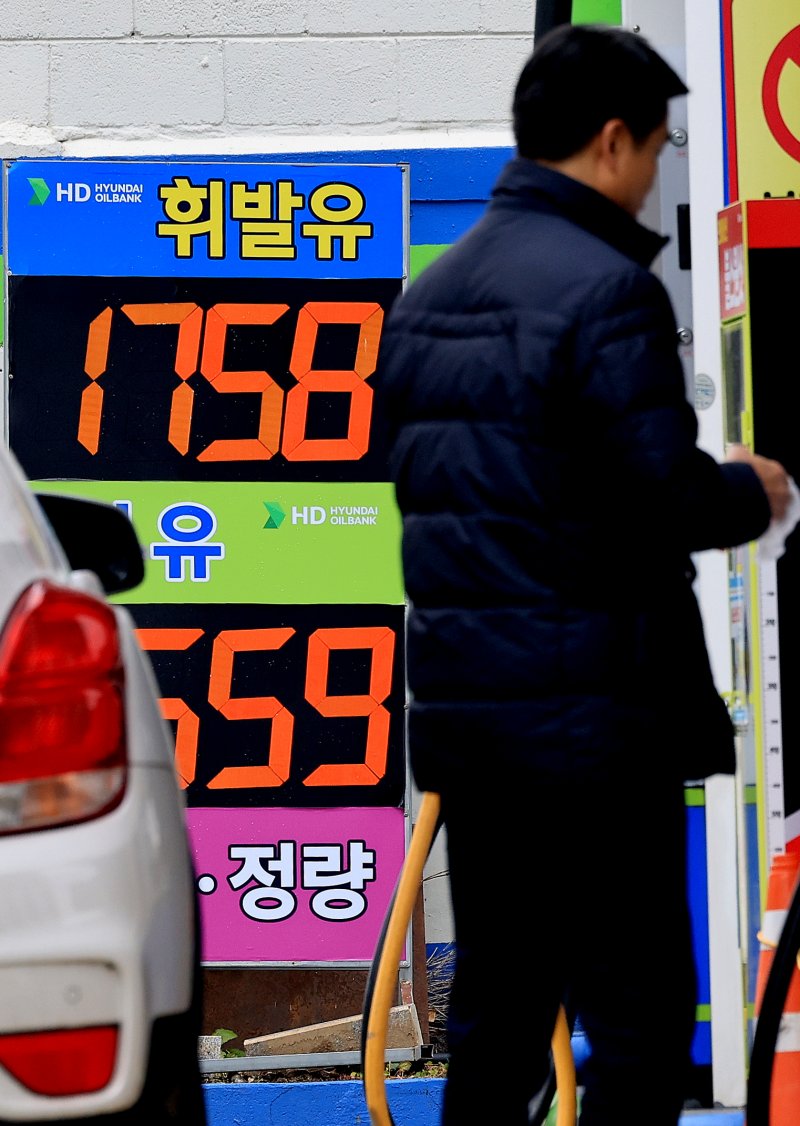 24일 정부가 물가 안정 및 민생 회복 지원을 위해 12월 말 종료 예정인 유류세 인하 기간을 2개월 연장하기로 했다.이날 서울 시내의 한 주유소의 모습.뉴스1