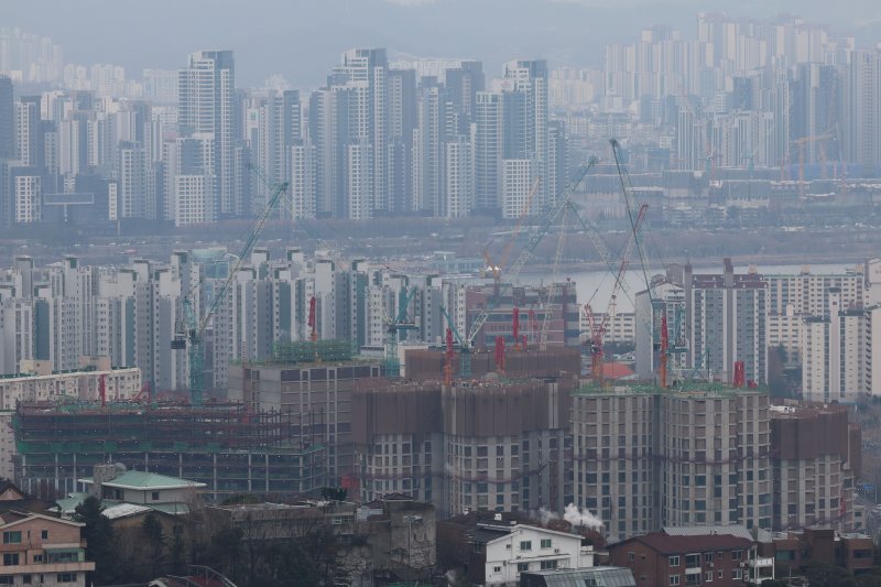 24일 서울 용산구 남산공원에서 바라본 아파트 단지 모습.뉴시스