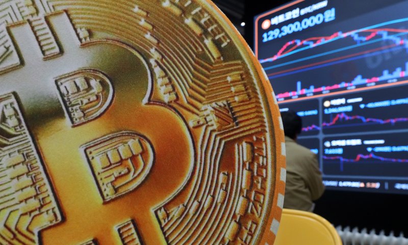 지난 18일 서울 강남구 빗썸라운지에 설치된 전광판에 비트코인 시세가 나오고있다.사진=뉴시스