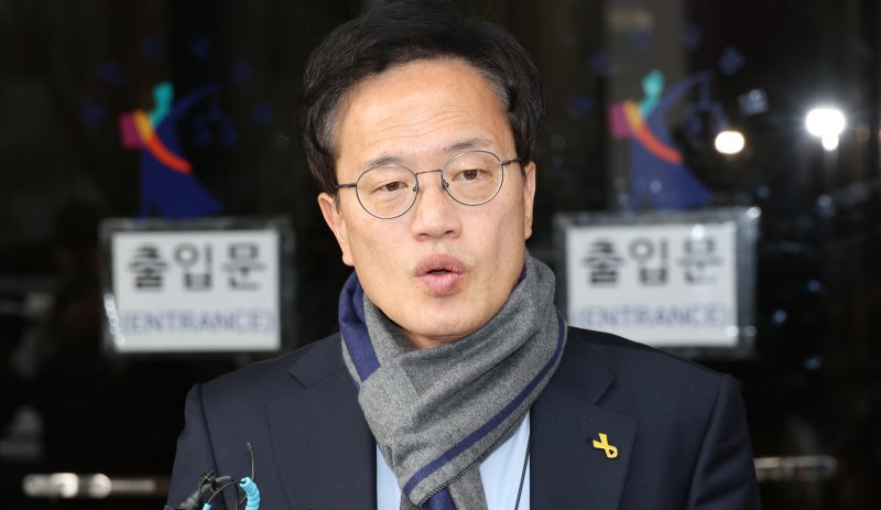 국회 '패스트트랙 충돌' 사건에 연루된 더불어민주당 박주민 의원이 19일 서울 양천구 서울남부지법에서 열린 1심 선고 공판을 마치고 취재진 질문에 답하고 있다.연합뉴스