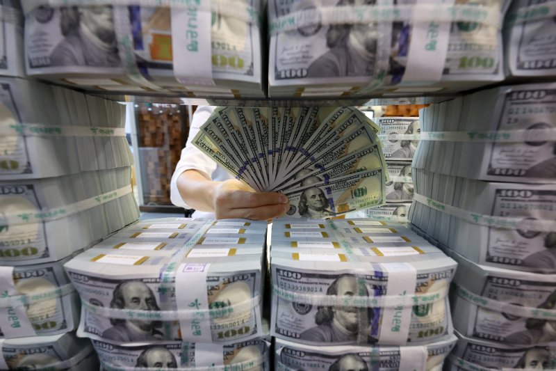 정부가 내년에 13조7000억원의 1년물 원화표시 외국환평형기금채권(원화외평채)을 발행한다.사진은 서울 중구 하나은행 위변조대응센터에서 보유중인 달러를 정리하는 모습.뉴시스