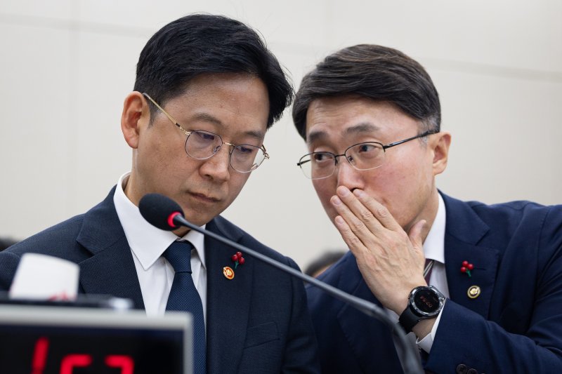 배경훈 부총리 겸 과학기술정보통신부 장관과 류제명 2차관이 지난 17일 서울 여의도 국회 과학기술정보방송통신위원회에서 열린 쿠팡 개인정보 유출 사고 관련 청문회에서 대화하고 있다.사진=뉴스1