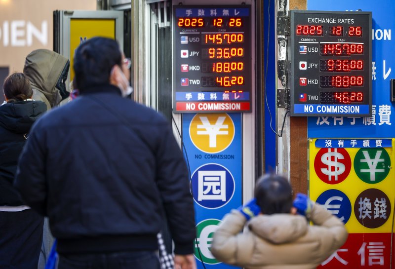 외환당국 고강도 구두개입의 영향으로 원달러 환율이 하락세를 이어가는 가운데 26일 서울 중구 명동의 환전소에 환율이 표시돼 있다.뉴시스 제공