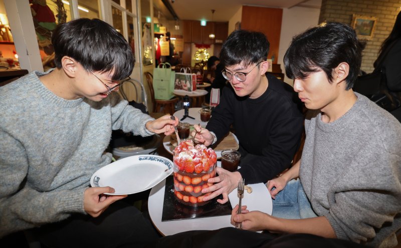 크리스마스를 이틀 앞두고 딸기시루가 출시된 23일 대전 중구 성심당 일대에서 케이크를 구매한 고객들이 맛을 보고 있다./사진=뉴스1