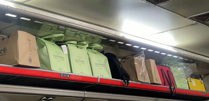 23일 저녁 서울행 기차 화물칸에 줄지어 올려진 성심당 보냉백과 쇼핑백./사진=서윤경 기자