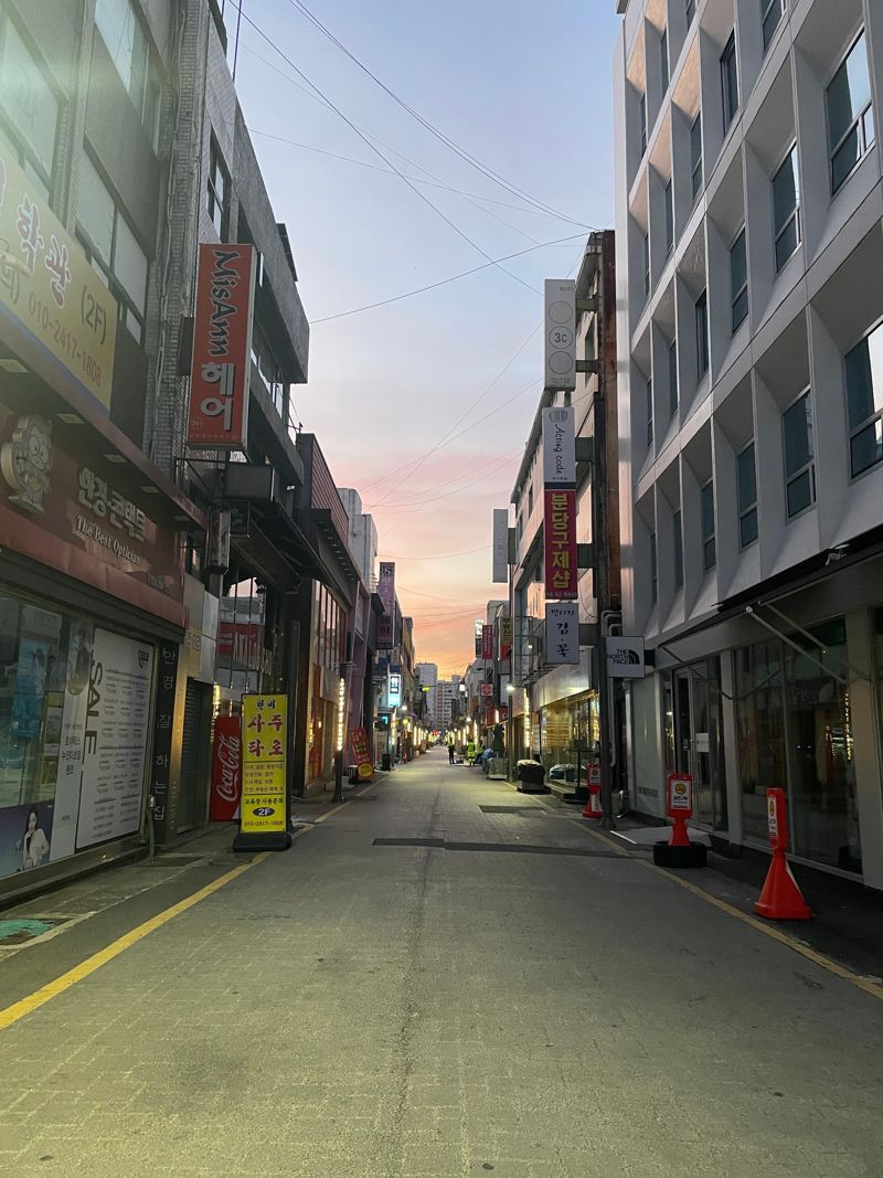 어둠이 걷히지 않은 23일 이른 아침,케이크 구매를 위해 대전 중구 성심당을 찾아가는 길./사진=서윤경 기자