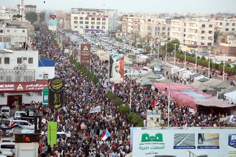 내전 중인 예멘 남부의 항구 도시 아덴에서 25일(현지시간) 남부 독립을 외치는 분파 '남부 전환 위원회(STC)'가 주도한 대대적인 시위가 벌어지고 있다.EPA 연합