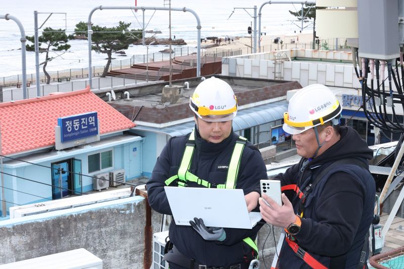 LG유플러스 임직원들이 강원 강릉시 정동진 인근에서 네트워크 장비를 점검하고 있는 모습.LG유플러스 제공