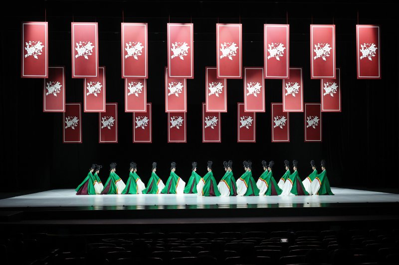 뉴욕 링컨센터 전 회차 매진을 기록한 서울시무용단 ‘일무’는 뉴욕 무용계의 권위 있는 상인 베시 어워드에 후보 지명되며 작품성을 입증했다. 세종문화회관 제공