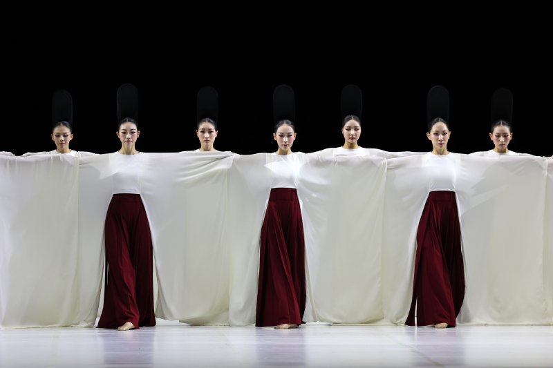 뉴욕 링컨센터 전 회차 매진을 기록한 서울시무용단 ‘일무’는 뉴욕 무용계의 권위 있는 상인 베시 어워드에 후보 지명되며 작품성을 입증했다. 뉴시스